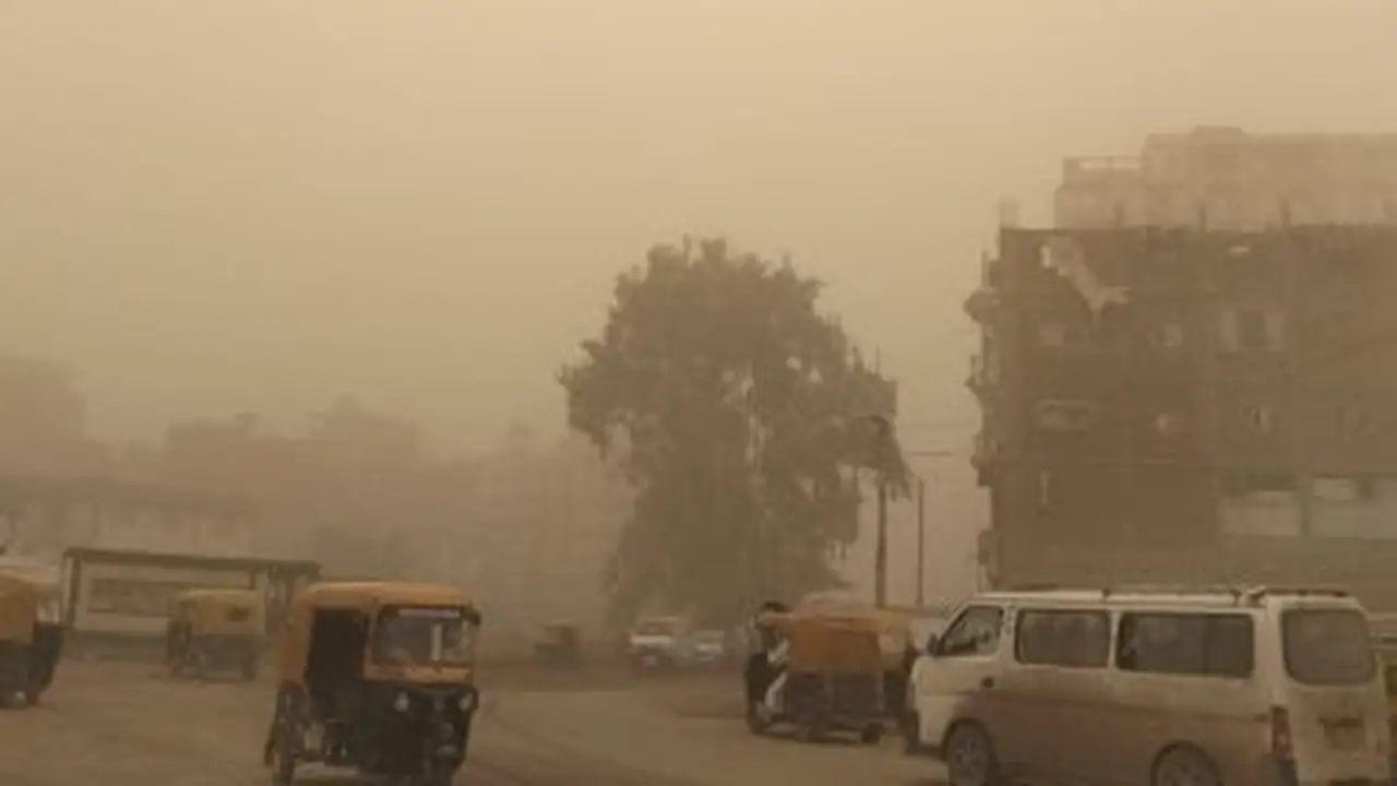 أتربة صفراء وغيوم تحجب الرؤية في الأجواء بمحافظة الدقهلية اليوم